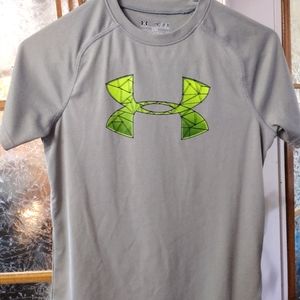 Youth boys Medium Under Armour T-shirt
